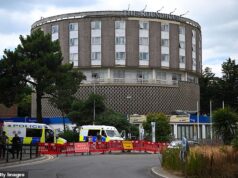 Requerente de asilo sírio, 20 anos, comparece ao tribunal acusado de estuprar mulher hospedada em hotel para migrantes em cidade litorânea