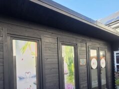 Massagistas tailandesas montaram um salão de ‘cabana de madeira’ no quintal do cais, irritando vizinhos que dizem que os óleos representam ‘risco de incêndio’