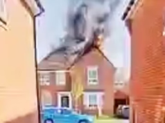 No momento em que o painel solar explode, uma casa recém-construída de £ 600.000 explode em chamas com a família dentro – capturada em vídeo da campainha