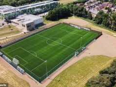 Escola proibida de apitar no novo campo esportivo de £ 700.000 leva vizinhos que moram a 90 metros de distância a tribunal por reclamações de barulho