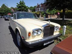 Batalha misteriosa em uma das áreas mais ricas da Grã-Bretanha: aldeões desesperados deixam seus carros do lado de fora de suas casas em uma batalha de estacionamento com o proprietário de um Rolls-Royce… e eles não conseguem impedi-lo