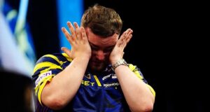 O campeão de dardos da Premier League, Luke Littler, desaba no palco após revelar o abuso dos fãs: ‘Eu disse que não quero mais fazer isso’