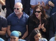 Lauren Sanchez Bezos abre um sorriso característico ao abraçar o marido Jeff na formatura da filha … horas antes do foguete Blue Origin explodir em uma enorme bola de fogo