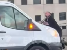 MELBOURNE: Um motorista furioso pulou no capô de uma van em movimento logo após o acidente.