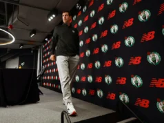 O presidente do Boston Celtics, Brad Stevens, analisa sua coletiva de imprensa de final de temporada