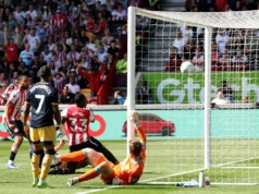 O zagueiro do West Ham teve azar duas vezes no comando do Brentford 😓