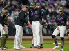O arremessador do Mets, Clay Holmes, está afastado dos gramados indefinidamente com uma perna quebrada após ser atingido por um line drive