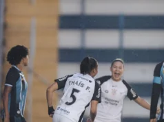 Corinthians vence o Grêmio e amplia vantagem na liderança