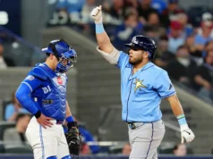 Homers de Aronda, arremessos em três, derrotam Blue Jays por 8-5 pela 15ª vitória do AL East em 17 jogos