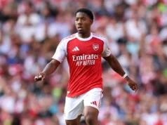 A estrela do Arsenal ficou encantada por estar confiante em sua nova função contra o Fulham