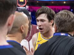 Kane encontrou o árbitro no meio da quadra depois que o Lakers perdeu o jogo 2 para o Thunder