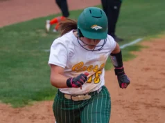 Crest softball, beisebol Stern passa no teste de playoff da NCHSAA. Veja como