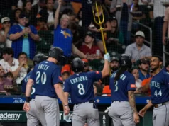 O primeiro grand slam da carreira de Canzone na goleada dos Mariners por 10-2 sobre os Astros