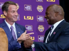 O LSU AD não fica muito atrás na comparação de Lane Kiffin e Brian Kelly