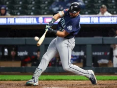 O apanhador dos Mariners, Cal Raleigh, está de fora de seu terceiro jogo consecutivo com uma dor no lado direito