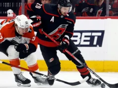 Playoffs da NHL: Canes se recuperam para vencer os Flyers por 3-2 no OT e assumem a liderança da série por 2-0