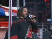 O cantor do hino do Canes, Adam Lee Decker, sente a energia enquanto se prepara para os holofotes do Jogo 1