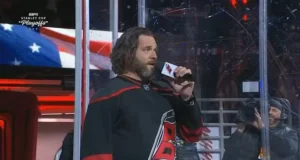 O cantor do hino do Canes, Adam Lee Decker, sente a energia enquanto se prepara para os holofotes do Jogo 1