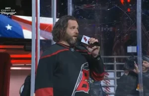O cantor do hino do Canes, Adam Lee Decker, sente a energia enquanto se prepara para os holofotes do Jogo 1