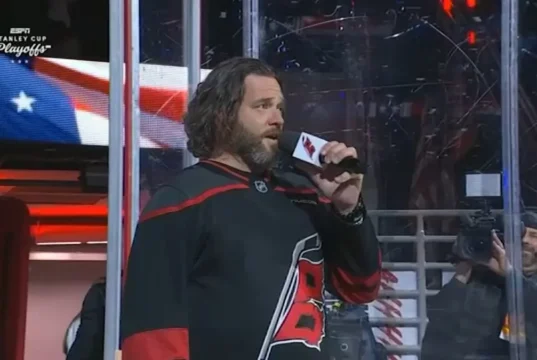 O cantor do hino do Canes, Adam Lee Decker, sente a energia enquanto se prepara para os holofotes do Jogo 1