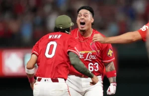A rebatida de Pozzo no dia 11 colocou os Cardinals sobre os Royals, gerando comemorações entre os torcedores sem camisa.
