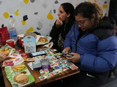 Praças da Argentina fervilham com a febre do comércio de adesivos da Copa do Mundo