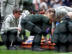 O jogo do Chelsea foi interrompido depois que um choque de cabeças doentio viu Jesse Derry ser carregado em uma maca