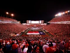O anúncio televisionado do jogo de futebol americano do estado de Ohio no Texas