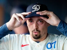 Blake Snell foi agredido na estreia dos Dodgers na temporada, perdendo por 7-2 para Spencer Strider dos Braves.