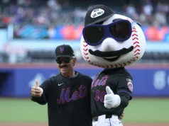 Bobby Valentine, novamente disfarçado, aproveita seu momento mais famoso com o Mets