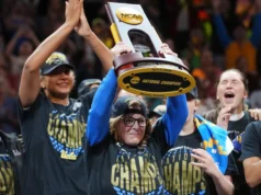 A técnica de basquete feminino da UCLA, Cory Close, assina prorrogação após conquista do título