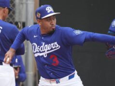 A troca Dodgers-Orioles envia o ex-apaziguador do ano para Los Angeles por US $ 28 milhões para formar dupla com o arremessador Edwin Diaz