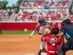 Em uma Women’s College World Series sem Oklahoma, a base dos Sooners está pronta para assumir: ‘Vou levar esses 10.000 fãs’