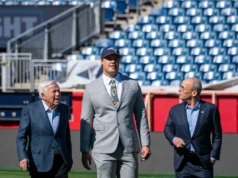 Caleb Lomu está disposto a jogar em qualquer lugar da linha O do Patriots… ou além