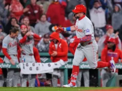 O 18º home run de Kyle Schwarber, líder da MLB, leva o Red Sox à vitória por 3 a 1 sobre o Phillies
