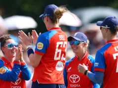 Smith conquistou seu terceiro postigo quando a Nova Zelândia caiu para 11–4 contra a Inglaterra no segundo T20I.