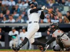 O 14º home run do juiz, o melhor da liga, dá aos Orioles a vitória por 12 a 1 sobre os Yankees, 14º em 16 jogos
