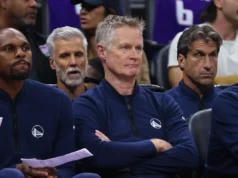 Steve Kerr concordou com um contrato de dois anos para continuar treinando os Warriors, dizem fontes da AP