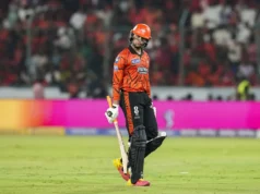 IPL 2026: Abhishek Sharma faz história com 300 seis para entrar no clube de elite