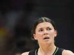 Storms Jade perde os dentes da frente de Melbourne mergulhando em busca de uma bola perdida.