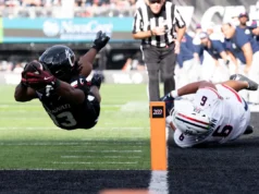 Os Cincinnati Bearcats anunciados durante o jogo de futebol americano universitário de setembro