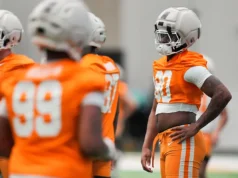 Chaz Coleman não se apresentou aos treinos de futebol do Tennessee, segundo fontes