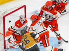 Os Cavaleiros de Ouro sobrevivem à batalha, empurrando os Patos para o Jogo Cinco