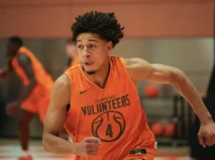 O guarda de basquete do Tennessee, Clarence Massama, foi transferido para a UC Irvine