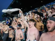 Torcedores sem camisa estrelam os estádios da MLB enquanto a tendência das “lonas” varre o mundo do beisebol