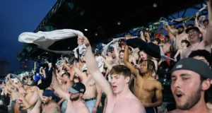 Torcedores sem camisa estrelam os estádios da MLB enquanto a tendência das “lonas” varre o mundo do beisebol