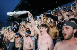 Torcedores sem camisa estrelam os estádios da MLB enquanto a tendência das “lonas” varre o mundo do beisebol