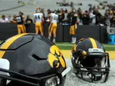 O linebacker estadual do LB, Kyler Van Manen, se comprometeu com o futebol de Iowa