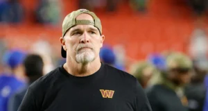 Dan Quinn usou uma palavra para descrever a temporada de 2025 dos Commanders