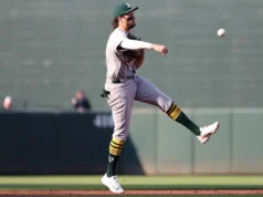 O shortstop de atletismo Jacob Wilson deixa o jogo com uma lesão no ombro após mergulhar para o grounder